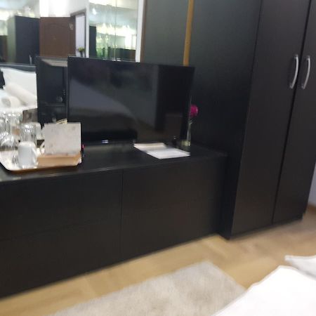 Mirrors Room Mega Mall National Arena Bucarest Esterno foto